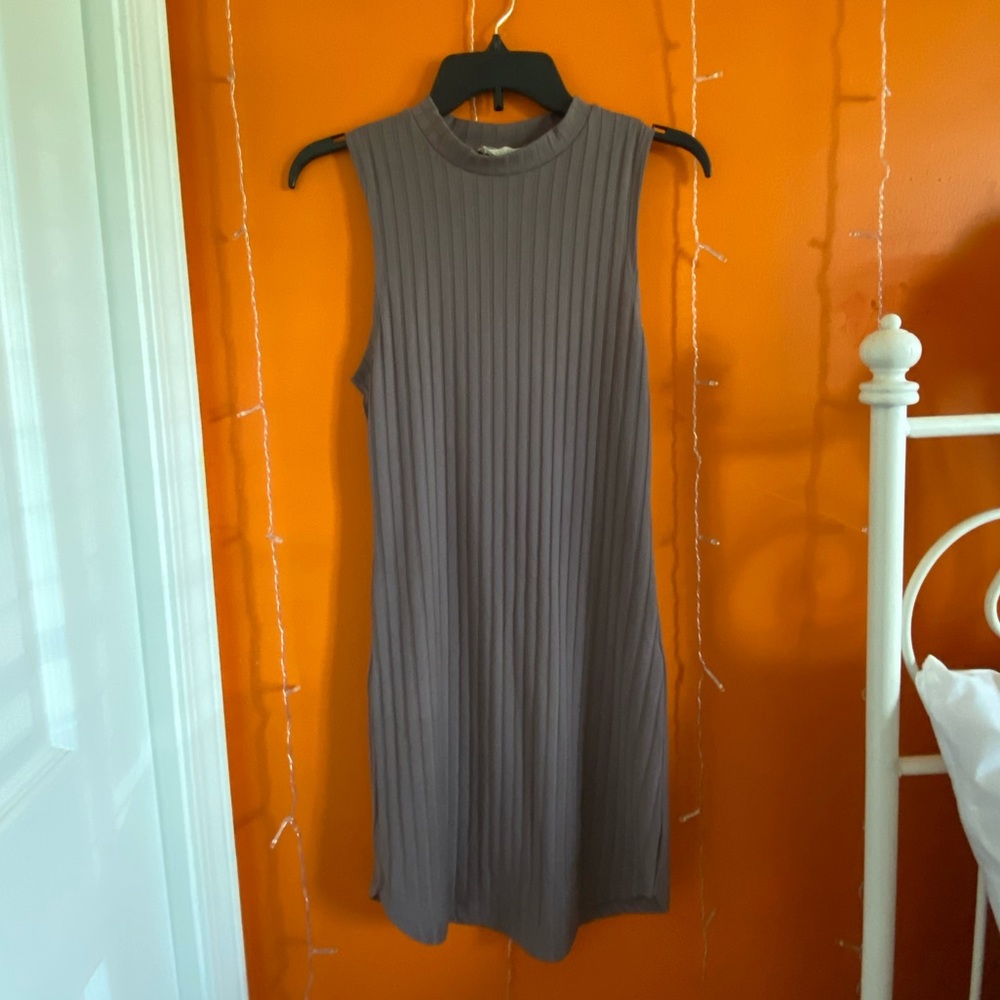 sleeveless dress